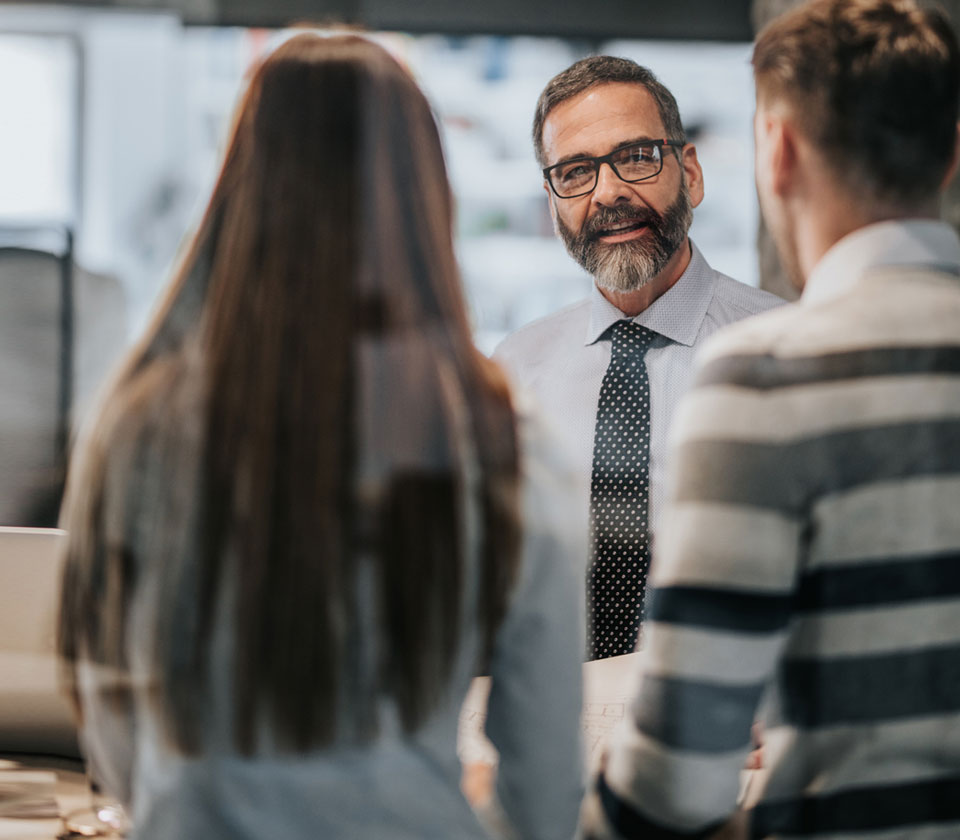 retirement-consultant-with-clients